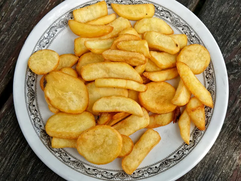 Plate of thick-cut chips